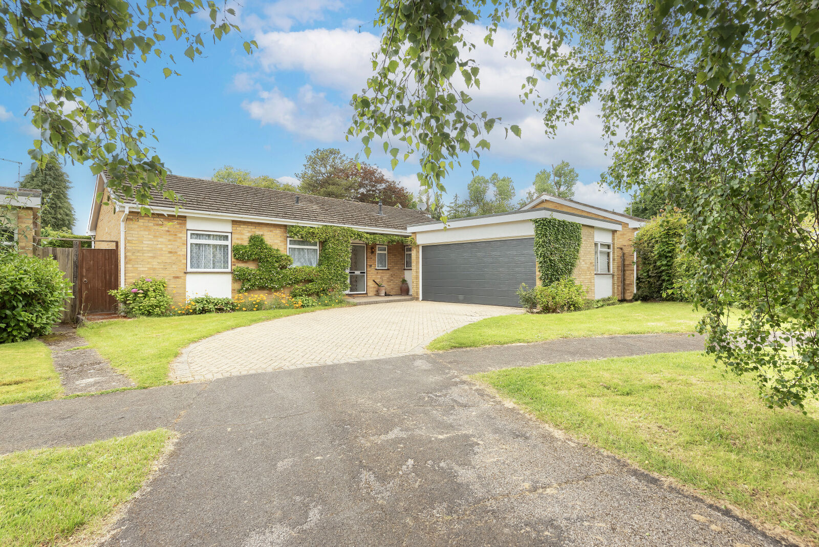 3 bedroom detached bungalow for sale The Broadway, St. Albans, AL4, main image