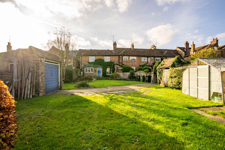 4 bedroom mid terraced house for sale