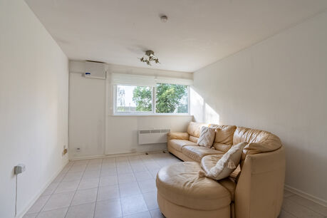 1 bedroom  flat to rent, Available part-furnished now