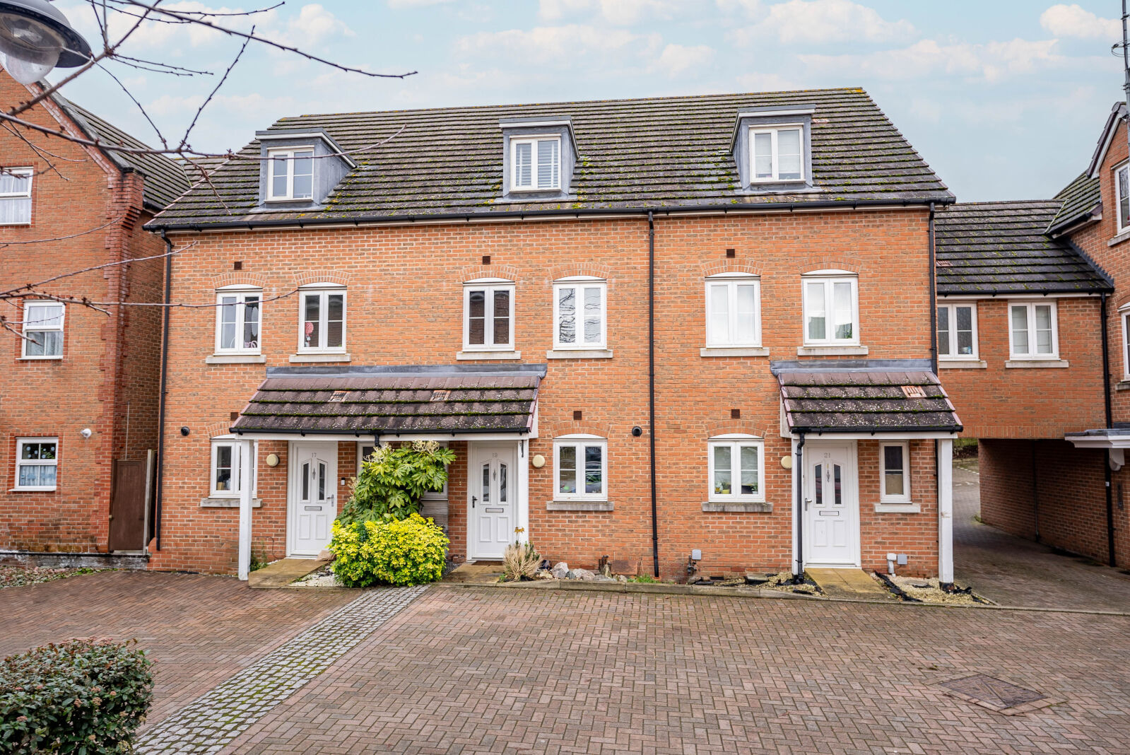 3 bedroom mid terraced house for sale Avian Avenue, Frogmore, AL2, main image